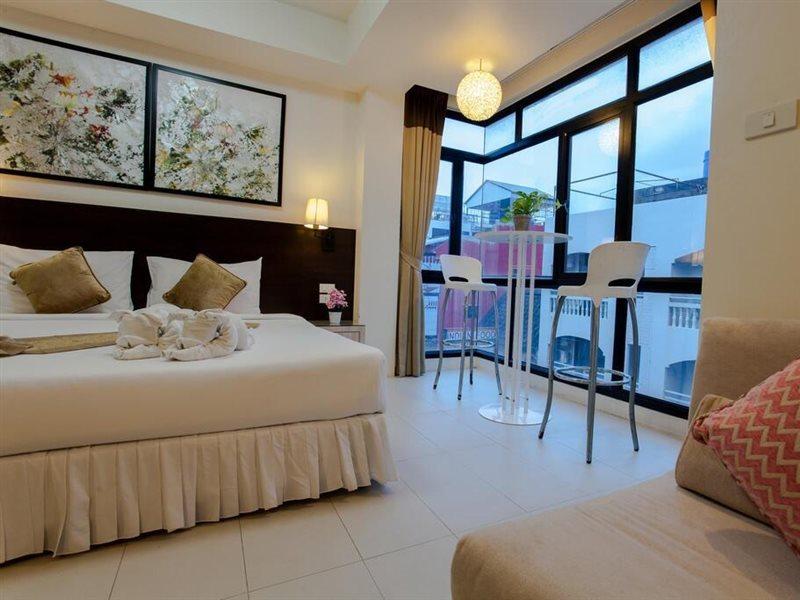 Amici Miei Guesthouse - SHA Plus Phuket Extérieur photo