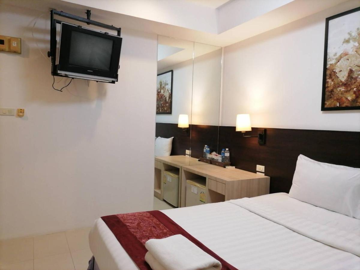 Amici Miei Guesthouse - SHA Plus Phuket Extérieur photo