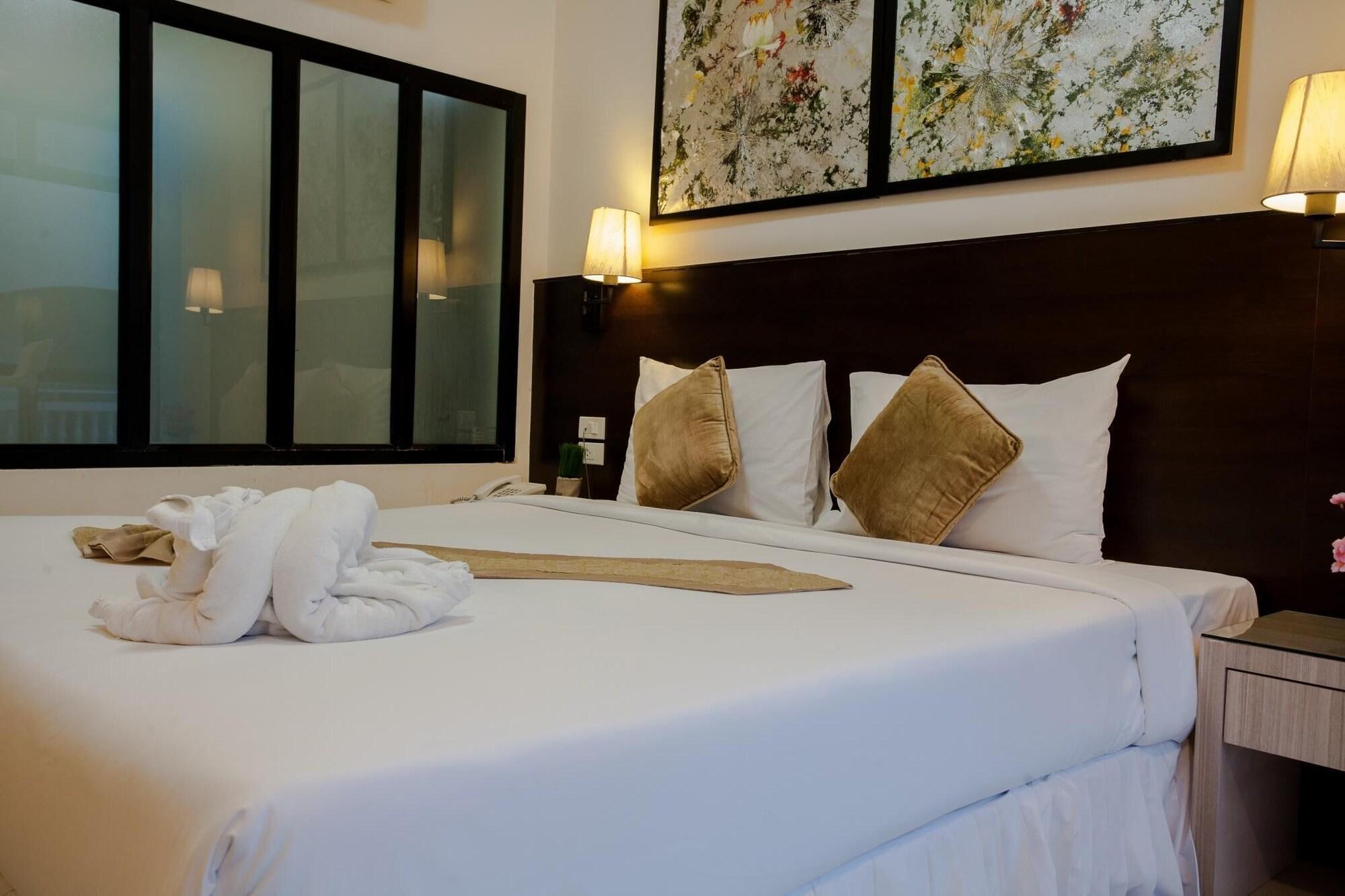 Amici Miei Guesthouse - SHA Plus Phuket Extérieur photo
