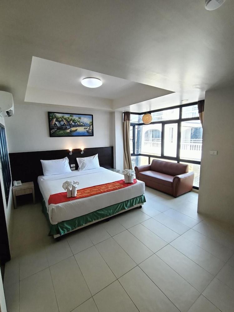 Amici Miei Guesthouse - SHA Plus Phuket Extérieur photo