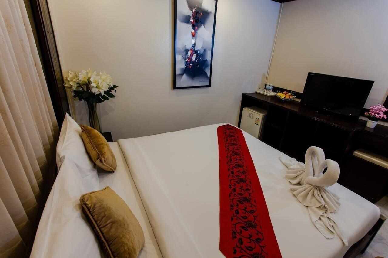 Amici Miei Guesthouse - SHA Plus Phuket Extérieur photo