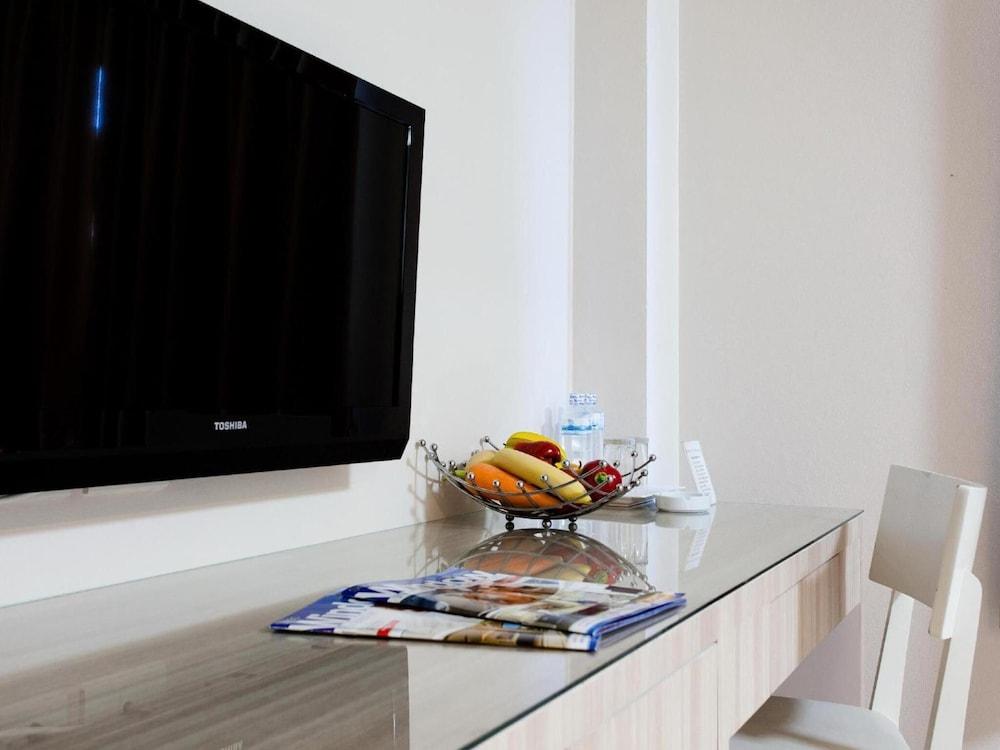 Amici Miei Guesthouse - SHA Plus Phuket Extérieur photo