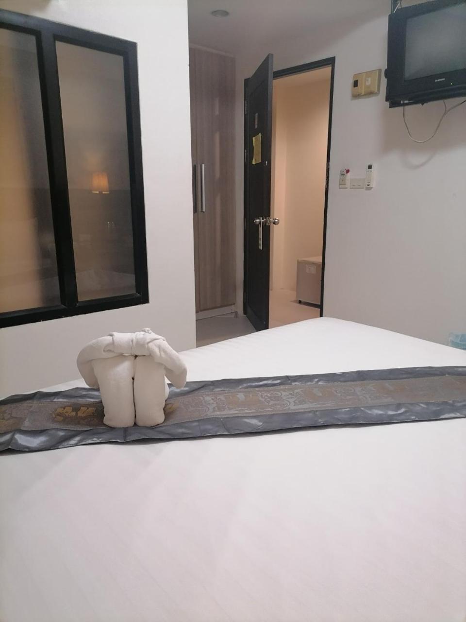 Amici Miei Guesthouse - SHA Plus Phuket Extérieur photo